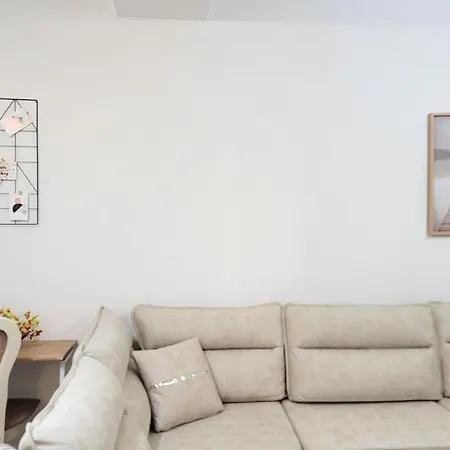 One-bedroom Gem By The Square Apartment *