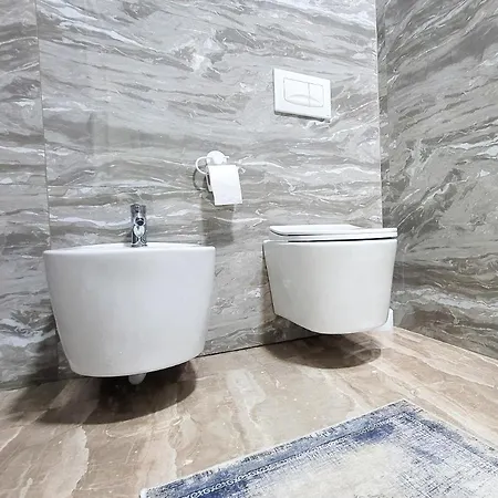 One-bedroom Gem By The Square