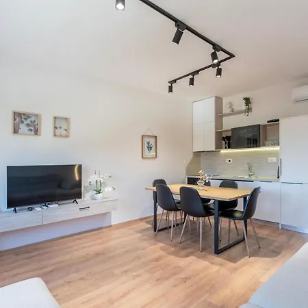 Apartment 2br At Artist's Palace - Skanderbeg Square Views